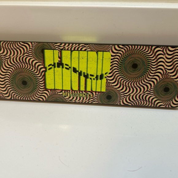 Melt Cosmetics Electrip palette NEW IN BOX - Picture 1 of 7